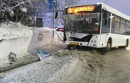В Ханты-Мансийске автобус попал в ДТП