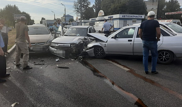 МВД опубликовало фото с места аварии маршрутки и четырех легковушек в Воронеже