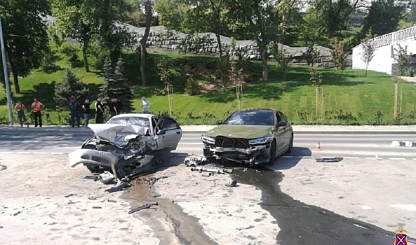 Появилось видео с моментом столкновения BMW и Chevrolet в центре Волгограда
