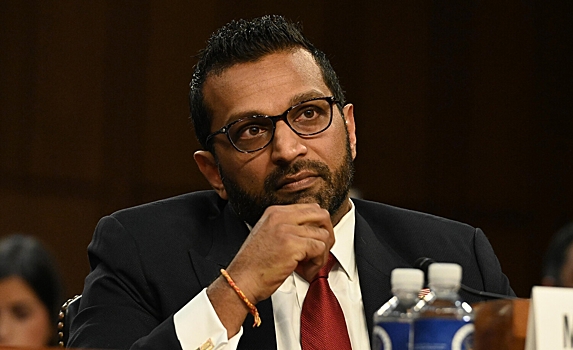 Директор ФБР выделил группу элитных агентов для охраны подруги