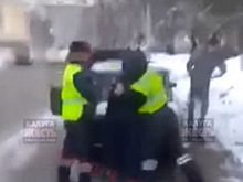 Повредивший пальцы автоинспектору водитель попал под следствие