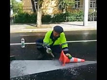 в Калуге дорожную разметку снимают топором