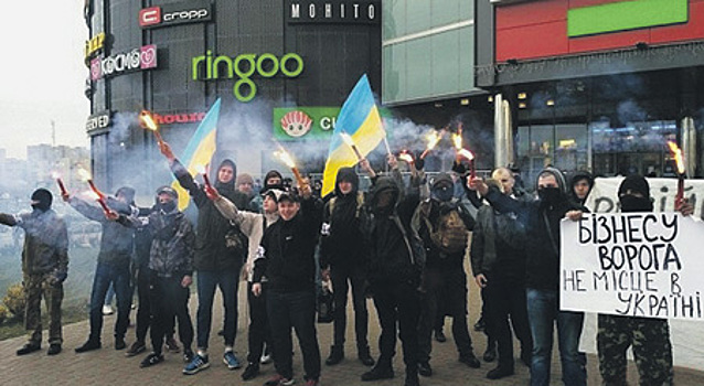 Активисты выступают против предприятий с российским капиталом на Украине
