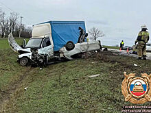 Автомобиль разорвало пополам в аварии на трассе в Ростовской области