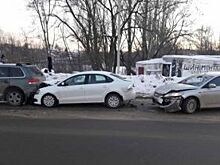 На улице Братиславской в Рязани столкнулись три автомобиля