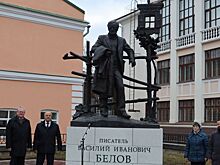 Памятник Василию Белову открыли у областной библиотеки в Вологде