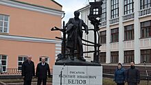 Памятник Василию Белову открыли у областной библиотеки в Вологде