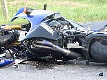 В Омске на Иртышской набережной байкер врезался в иномарку