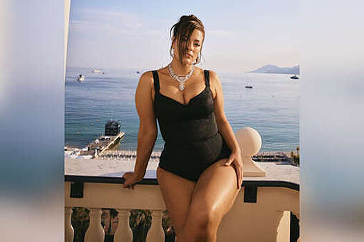 35-летняя Эшли Грэм показала фигуру в купальнике