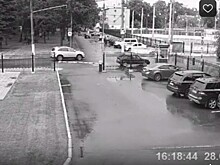 Камера наблюдения сняла, как женщина в Твери снесла шлагбаум и протаранила две машины