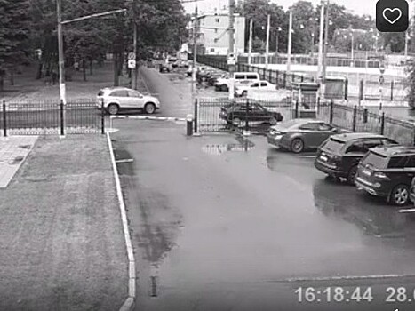 Камера наблюдения сняла, как женщина в Твери снесла шлагбаум и протаранила две машины