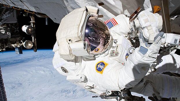 Астронавты NASA вышли в открытый космос для установки солнечной батареи