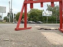 На перекрестке улиц Долгова и Чехова с весны проваливается асфальт