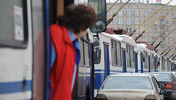 Троллейбус столкнулся с легковым автомобилем в Москве
