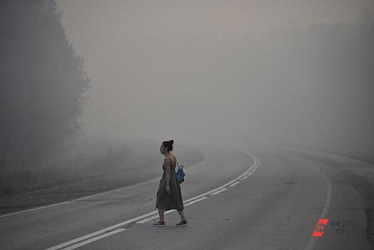 На трассе в Югре ввели ограничения: дорогу заволокло дымом