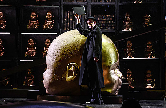 «Бойтесь милости королей»: в МХТ Чехова показали новую «Кабалу святош» с Хабенским и Цискаридзе