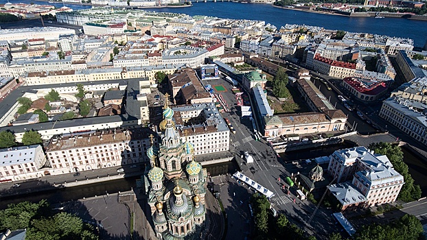В Петербурге полицейские провели облавы на нелегальных экскурсоводов по крышам