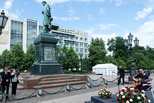 Фестиваль "Красная площадь" завершил работу под чтение стихов А.С. Пушкина