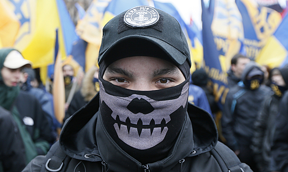 Радикалы прилюдно срезали с одежды украинца символику РФ