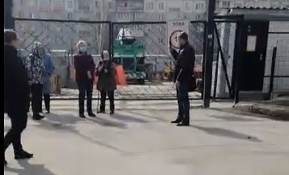 Жители «Дома-протеста» перегородили въезд технике застройщика