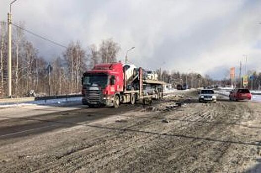 Два грузовика и иномарка столкнулись на трассе в Байкальске