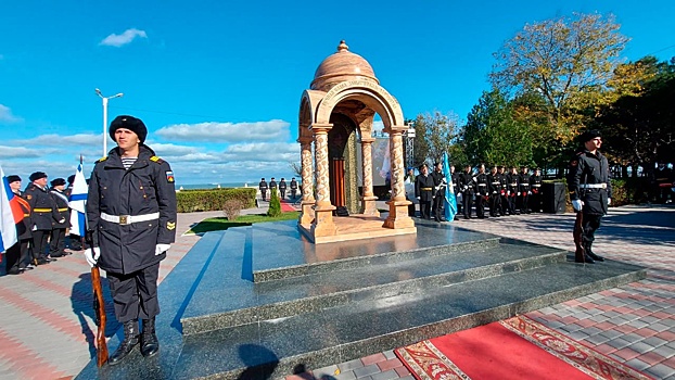 Залпы кораблей и алые гвоздики: в Каспийске открыли Мемориал в честь героев ВОВ