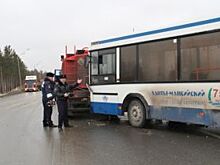 Под Пыть-Яхом произошло крупное ДТП. Столкнулись автобус и Камаз