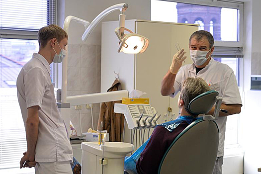 Стоматолог назвал способы сохранения зубов во время застолий