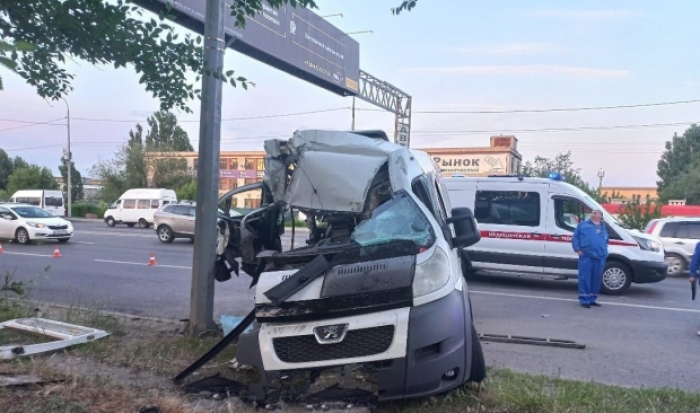 В Волгограде погиб пассажир влетевшего в столб микроавтобуса