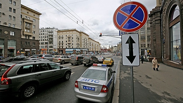Более 1,5 тыс. дорожных знаков приведут в порядок в Москве к 1 сентября