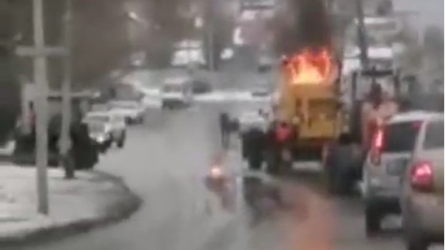 В Саратове на проезжей части загорелся трактор обслуживающей компании