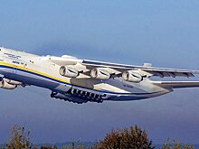 Самый большой лайнер мира пролетел над головами людей