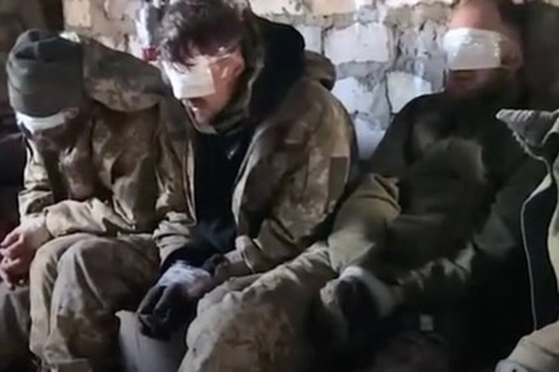 Попала в плен в турцию. Украинский пленный боевик. Попала в плен в турцию. Украинские пленные на коленях. Попала в плен в турцию.