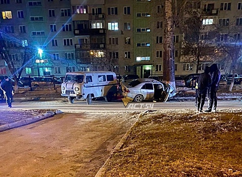 56-летняя женщина за рулем Mazda Capella врезалась в дерево и погибла в Новосибирске