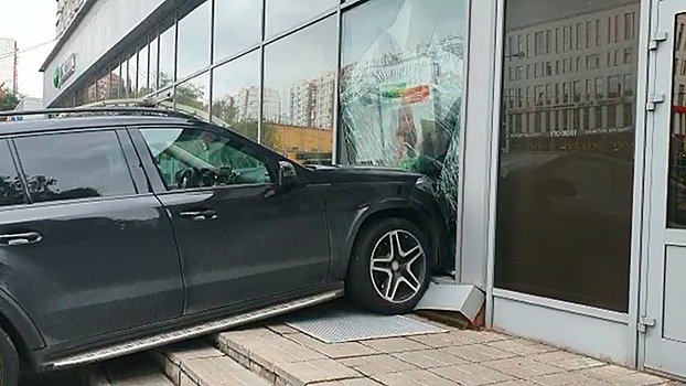 В Москве автомобиль протаранил отделение банка: видео