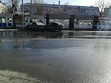 «Из нее хлещет вода»: на дороге у ЦУМ «Самара» появилась двухметровая трещина