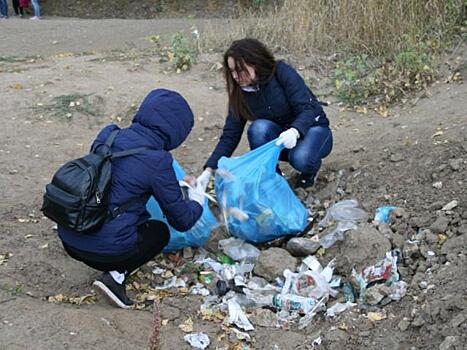 Участники акции "Нашим рекам – чистые берега!" собирали мусор раздельно