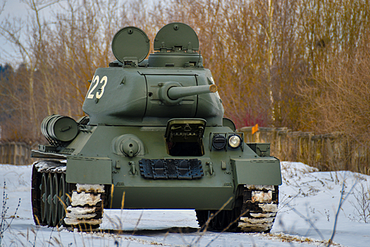 Механики-водители ЗВО отработали преодоление препятствий на танках Т-34 в Московской области