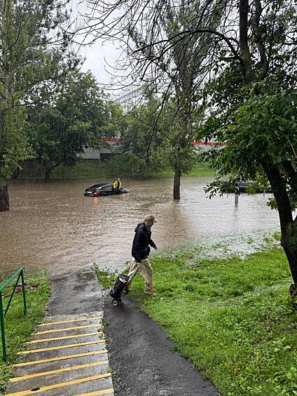 Затопленные автомобили на одной из дорог столичного региона
