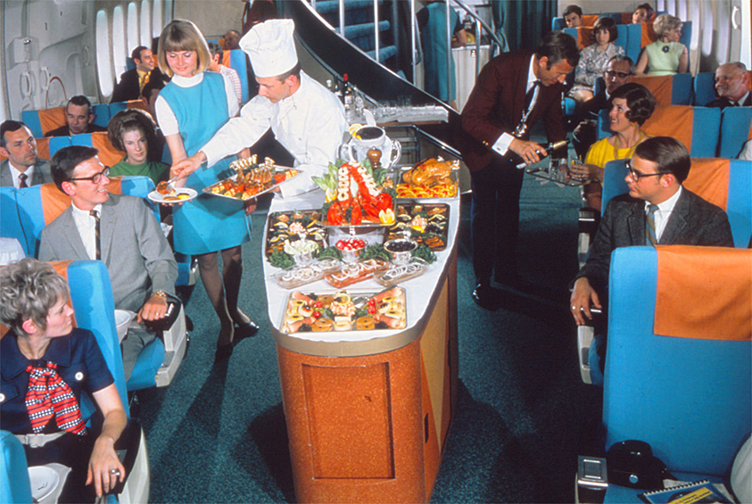 В 1950-х вы бы не увидели тесного прохода, по которому бортпроводник везет на тележке дешевый сок и контейнеры с полуфабрикатами. Тогда шеф-повар выкатывал на огромном подносе тарелку с лобстерами, морепродуктами и говяжьей вырезкой, а в качестве закуски пассажирам предлагались свежие фрукты и ягоды 