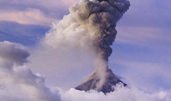 Вулкан Пик Сарычева на Курилах выбросил столб пепла на высоту 4,5 км