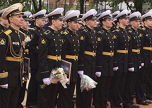 Для окончивших прославленное Нахимовское Военно-Морское училище в Санкт-Петербурге прозвучал «Последний Звонок»
