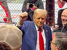 Трамп со своей свитой был встречен оглушительными аплодисментами на арене ММА