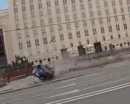 В ДТП с участием каршерингового автомобиля напротив здания Минобороны на Фрунзенской попала девушка