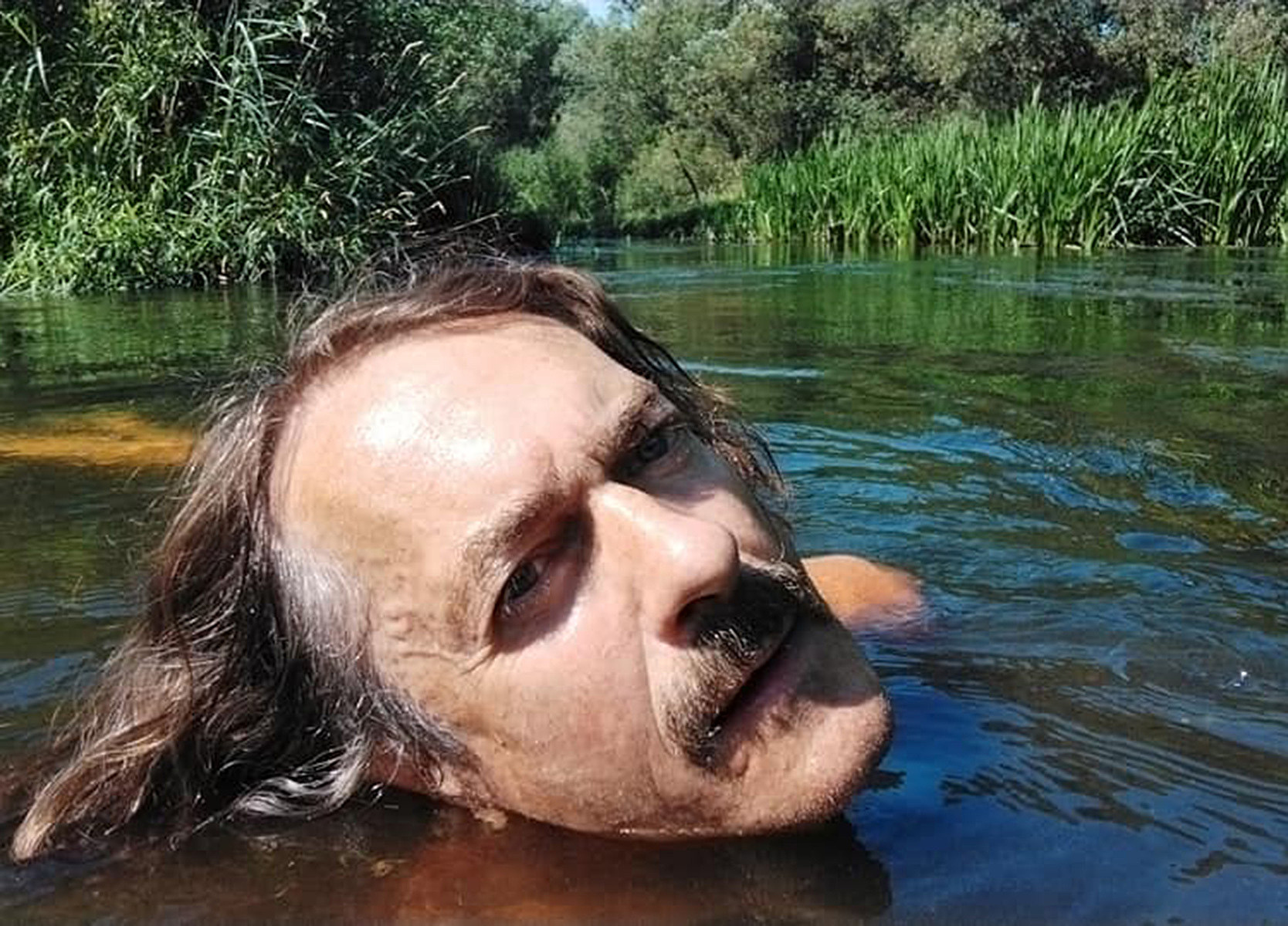 «Нашел на Яузе тайное местечко». Зачем москвич-эстремал, несмотря на запрет, купается в городских реках?