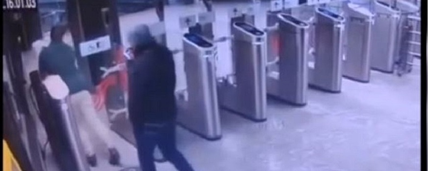 В московском метро «заяц» разбил створку турникета на станции «Шипиловская»