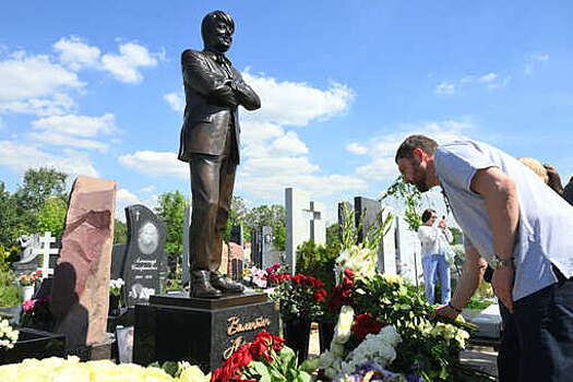 В Москве на Троекуровском кладбище открыли памятник модельеру Валентину Юдашкину