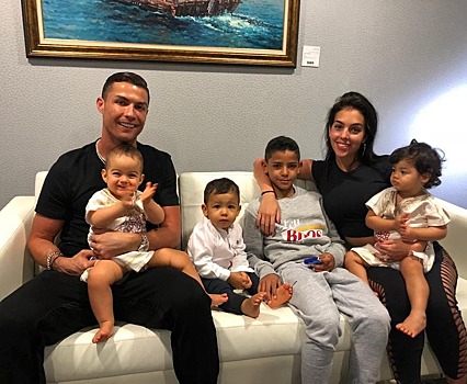 Возлюбленная Криштиану Роналду опубликовала милое фото с четырьмя детьми футболиста