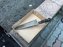 В Саратове пьяный водитель врезался в забор и изрезал прохожего