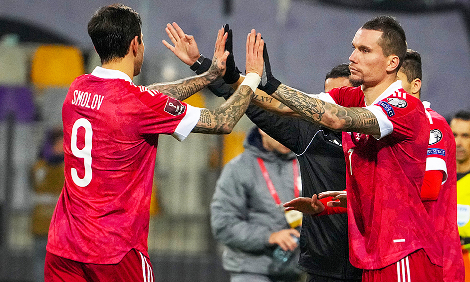 Фёдор Смолов и Антон Заболотный в матче отборочного этапа чемпионата мира по футболу 2022 года между сборными командами Словении и России. 